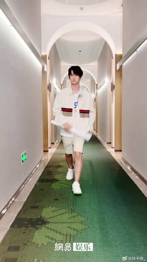 敖子逸甩海报应援 明星