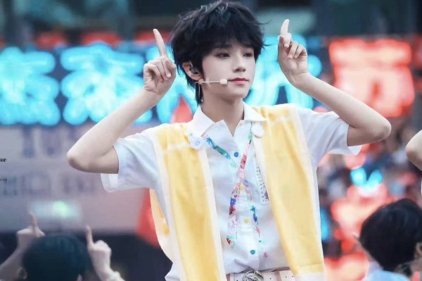 王橹杰新年音乐会：站姐出图狂掀热浪，颜值舞台双出圈