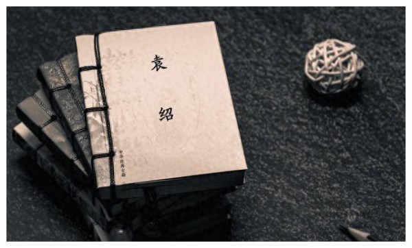 三国演义中，袁绍凭什么敢和拥有吕布的董卓硬刚