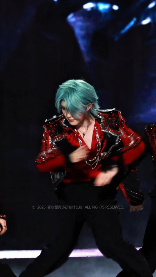 苏新皓薄荷绿造型引关注