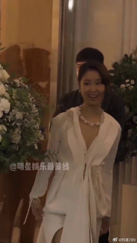 45岁的林心如出席活动，昔日的还珠格格铁三角都被大家远离，唯有 微博VC计划