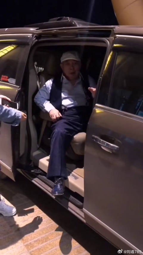 74岁黄一飞曾为周星驰黄金搭档，现需搀扶行走