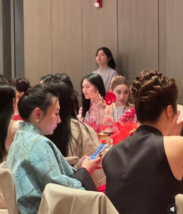 李湘母女与何超莲一起出席晚宴，何超莲优雅贵气，李湘母女气场强