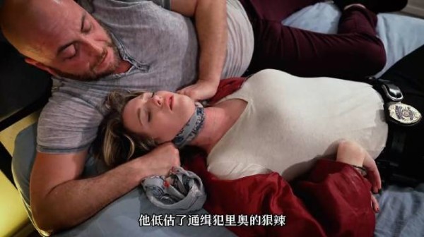 神勇女警独闯虎穴，危险一触即发！