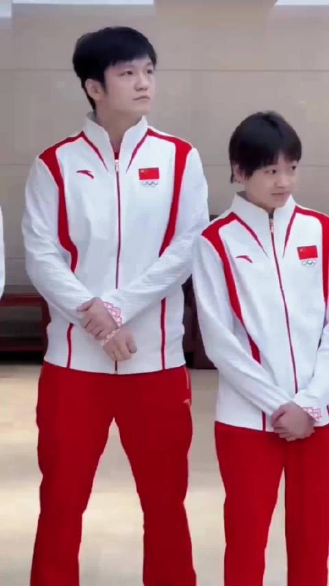 霍震霆不好意思找全红婵合影！让儿媳郭晶晶帮忙，嘴里喊着小全小全