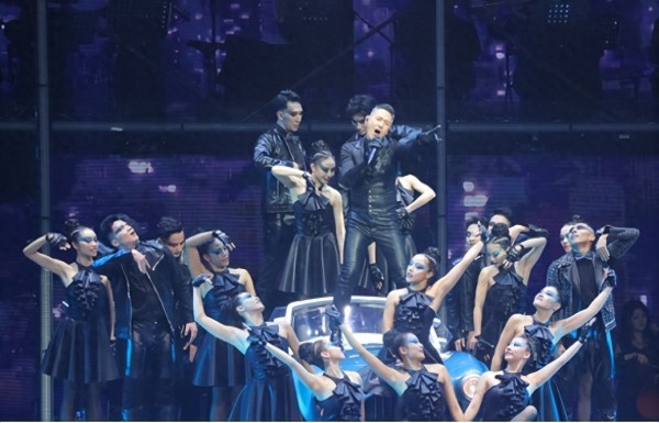 突发!香港知名天王身体疑出问题？双掌发黄，被指可能肝功能受损