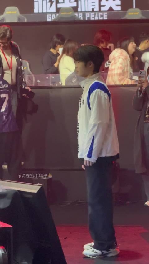 动作刚好卡上点了！特别萌的bbz