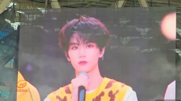 李煜东TF家族新年音乐会最后一天打招呼CUT 好帅！