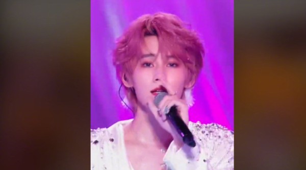 张真源粉发羽毛造型亮相新音，献唱《月之浮相》SOLO舞台