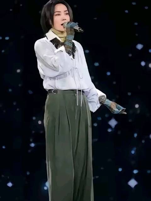 王菲2026春晚彩排造型曝光，白衬衫配军绿阔腿裤简约大气