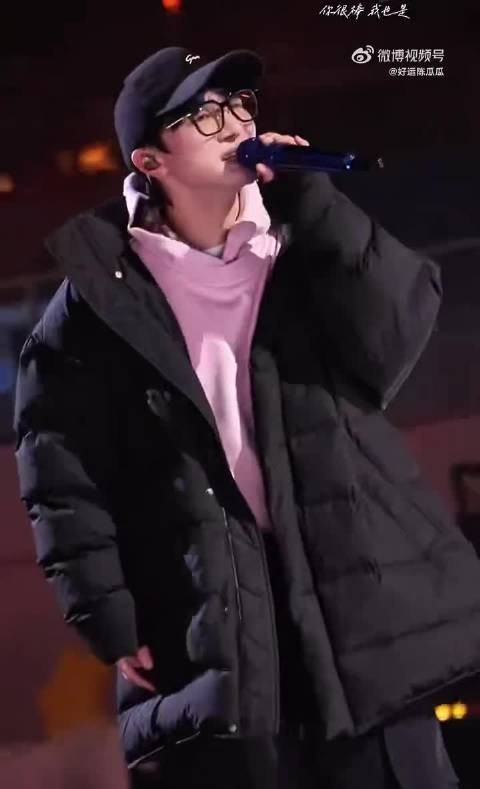 周深跨年夜献唱九个舞台，粉丝遥控器忙不停