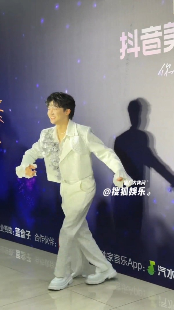 周深学跳舞努力驯服四肢