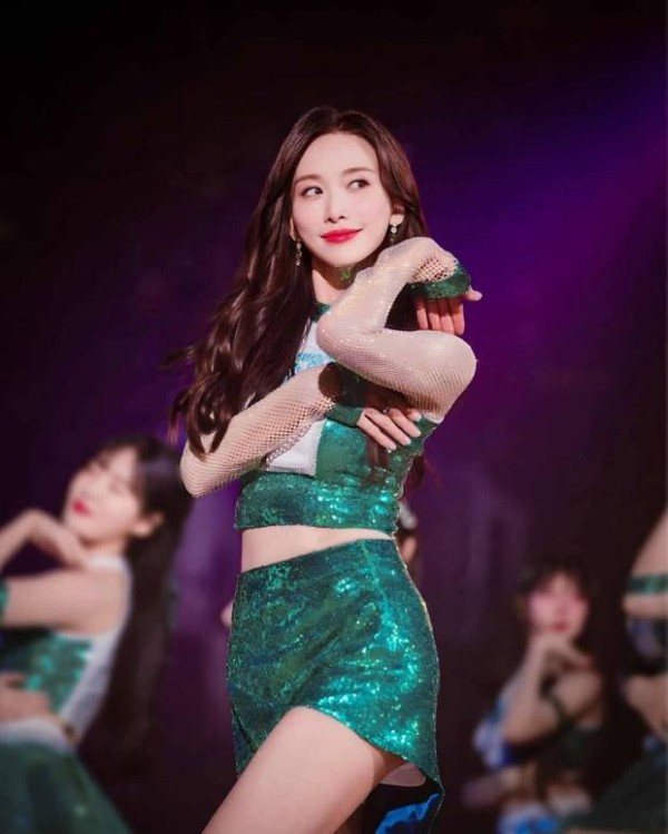 林志玲身材苗条，曲线迷人。