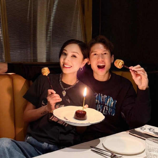 郑希怡为关智斌庆生！两人搞怪自拍超欢乐