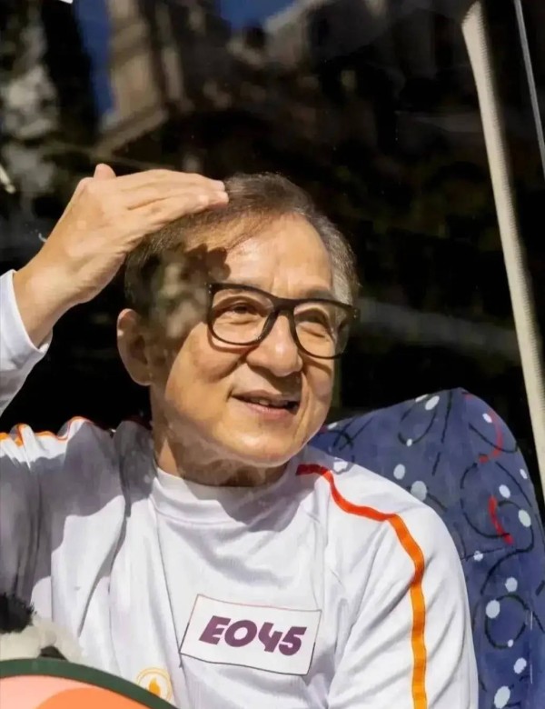 成龙自曝父子相处日常,一年通话一次后悔当初管教严