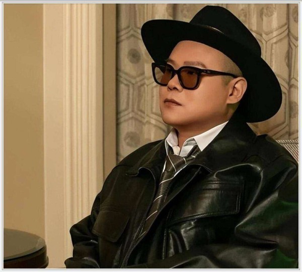 岳云鹏相声演员身份获奖时尚跨界，礼帽墨镜新look引围观