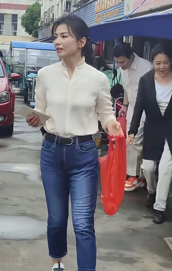 菜市场偶遇刘涛,她打扮朴素像普通大妈,岁月不饶人女神也老了!