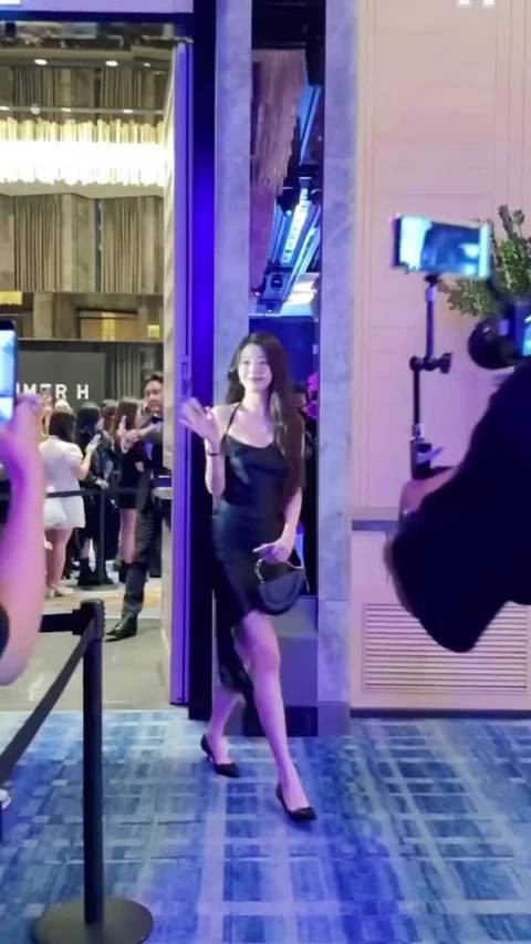 张元英W活动穿黑色礼服亮相