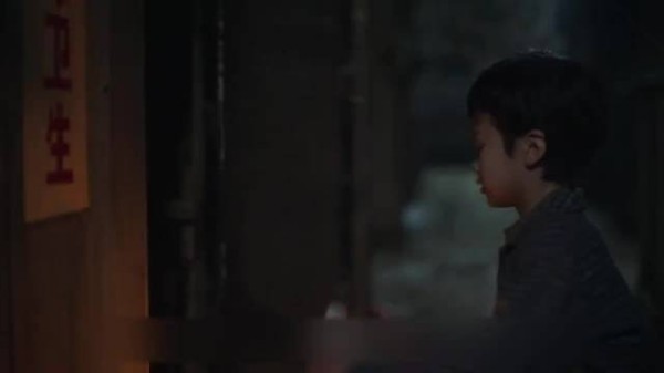 女孩身上流血害怕极了，还好有疼爱她的奶奶在身边 六姊妹 梅婷