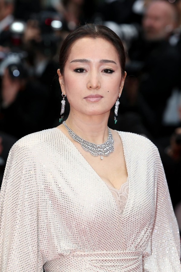 巩俐与郭晶晶同框现身！罕见主动屈膝挽手，后者采访拘谨略显尴尬