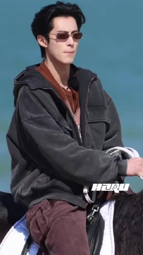 王鹤棣《你好星期六》团建路透有，在海边骑马的棣棣好帅！