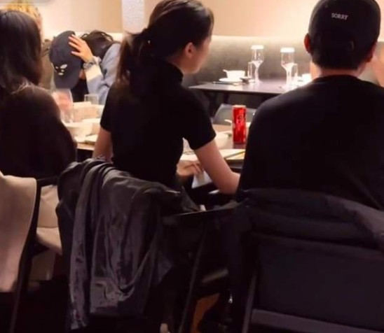 李嫣上海吃饭被偶遇，大冬天穿短袖很抗冻，又瘦又美很像妈妈王菲