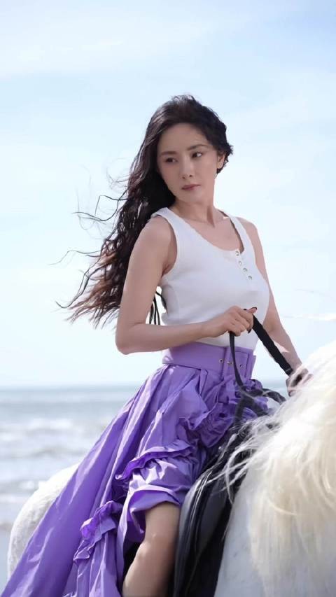 杨幂 海边女骑士VOGUE大片,展现顶级女星成熟优雅魅力