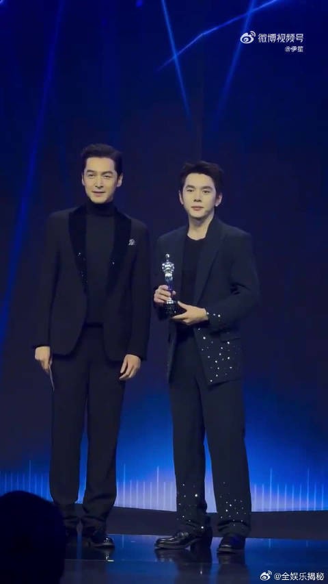 胡歌给李佳琦颁奖，帅哥同框，谁看了不迷糊