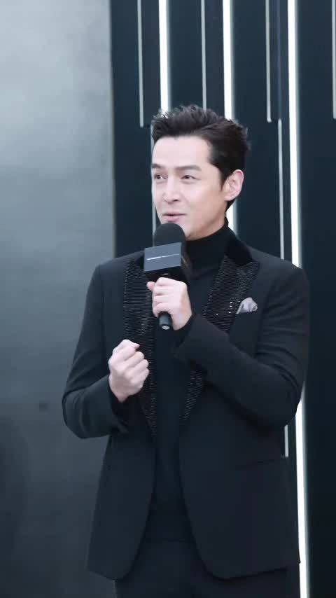 胡歌线下活动状态绝佳，四连拍切换自如