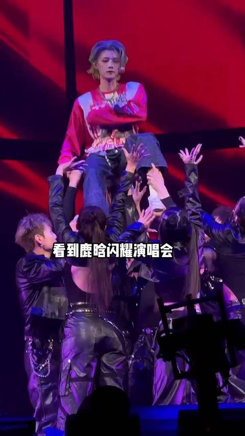 鹿晗关晓彤相爱8年,一个闪耀演唱会一个打磨作品