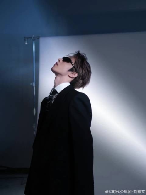 刘耀文发布SAUCE宇宙结算时刻七宫格