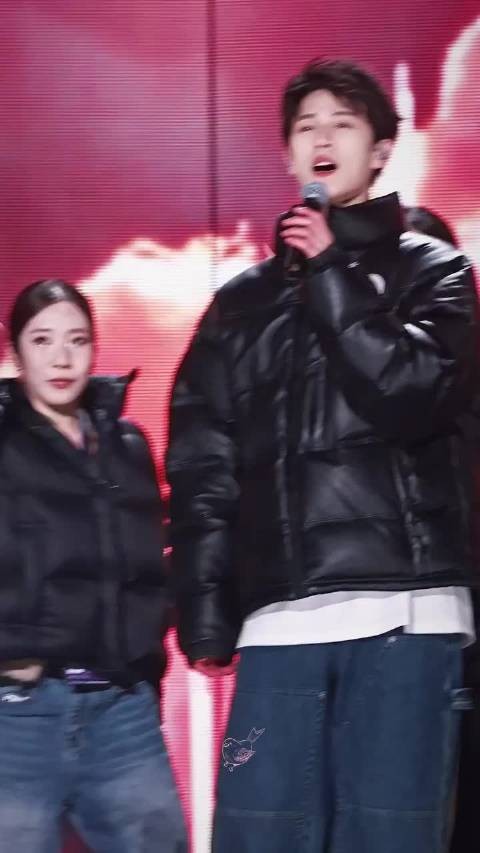 李昀锐跨年晚会彩排路透 像个小企鹅，太可爱啦！