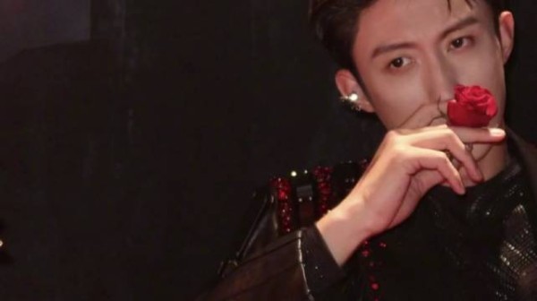 黄景瑜湖南跨年演绎暗夜伯爵,玫瑰窃贼舞台燃炸