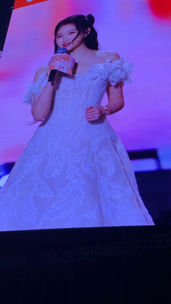 美貌在线！关晓彤主持浙江卫视跨晚