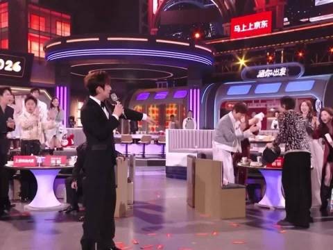 邓超一下就把何老师公主抱起来了哈哈哈哈哈哈，何老师∶可以了可以了放下放下