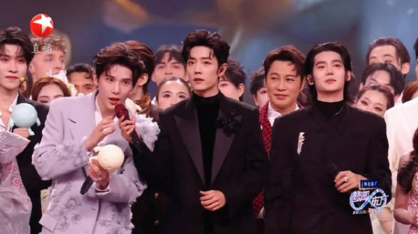 热心市民肖战看王安宇话筒没声音了给他递了一个