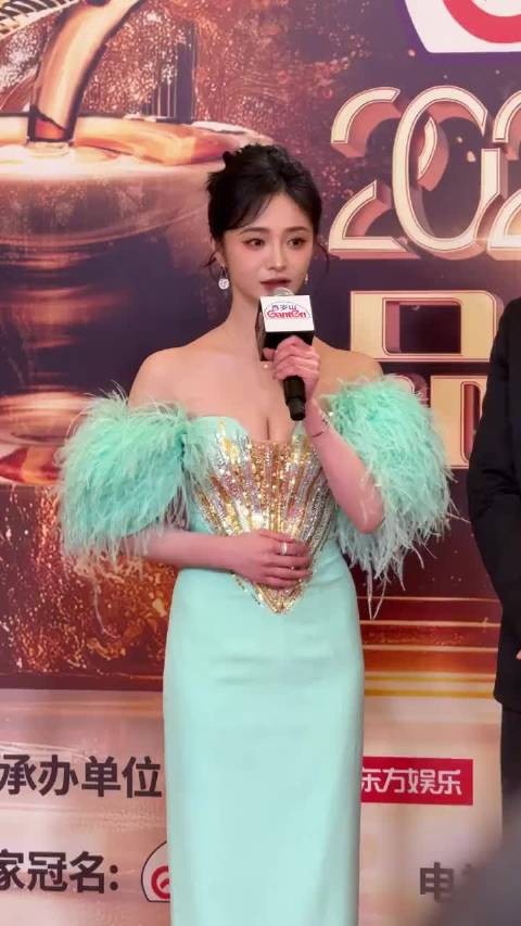 太美了，周洁琼身穿的绿色参加电视剧品质盛典，身材超棒，气质超好啊！