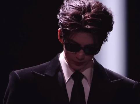 张凌赫湖南卫视跨年完全就是男模，也太帅了吧