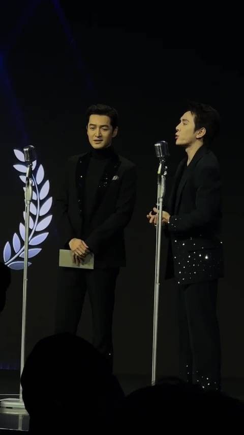 胡歌说李佳琦今天是你得奖，不要一直夸我了