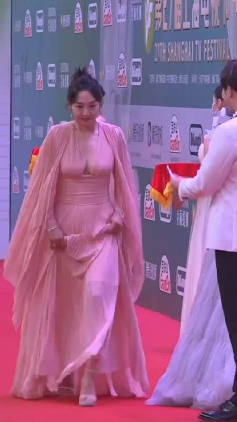 白百何白玉兰奖红毯现场，身穿粉色深V礼服美丽大方