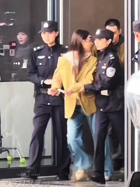 李沁拍戏穿黄外套牛仔裤，被警察押出双手戴铐