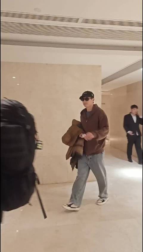 黄景瑜新年清晨离酒店，暖心问候粉丝