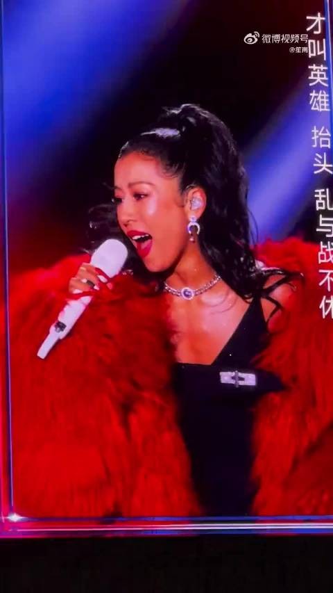 吉克隽逸演唱中途脱衣，舞台表现力爆发