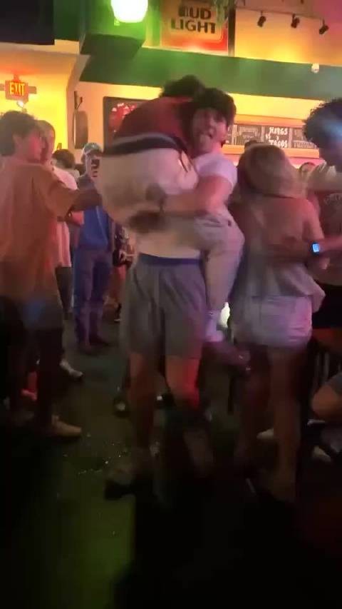 老外一边看UFC比赛，一边干架