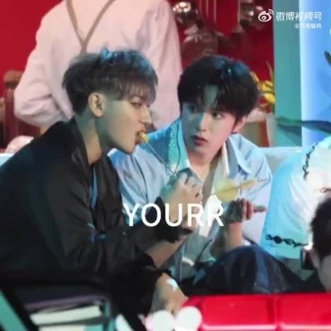 刘耀文给黄子韬推荐好吃的，没想到竟然掉了，脸上的嫌弃帮都藏不住