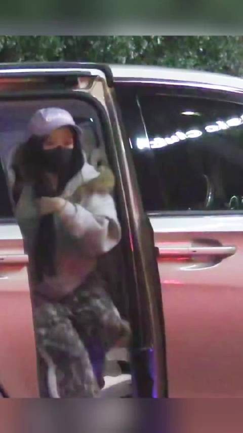 八卦媒体曝周柯宇包上恩一起酒吧跨年,两人一起合作了现偶《炽夏》!