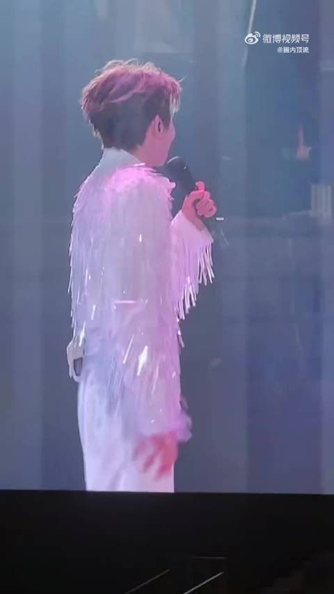 王源演唱会自曝拔智齿后左脸下颌线如刀锋