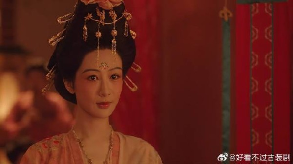 小妾精心打扮，自信比何淮芳漂亮，何淮芳妆容轻松秒杀