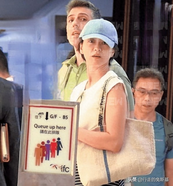 49岁梁咏琪拼命吸金，打扮朴素逛超市，连一块钱购物袋都不舍得买