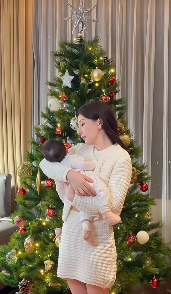 方媛抱三胎首露面,女儿在她怀中安静入睡,方媛满眼宠溺好有爱